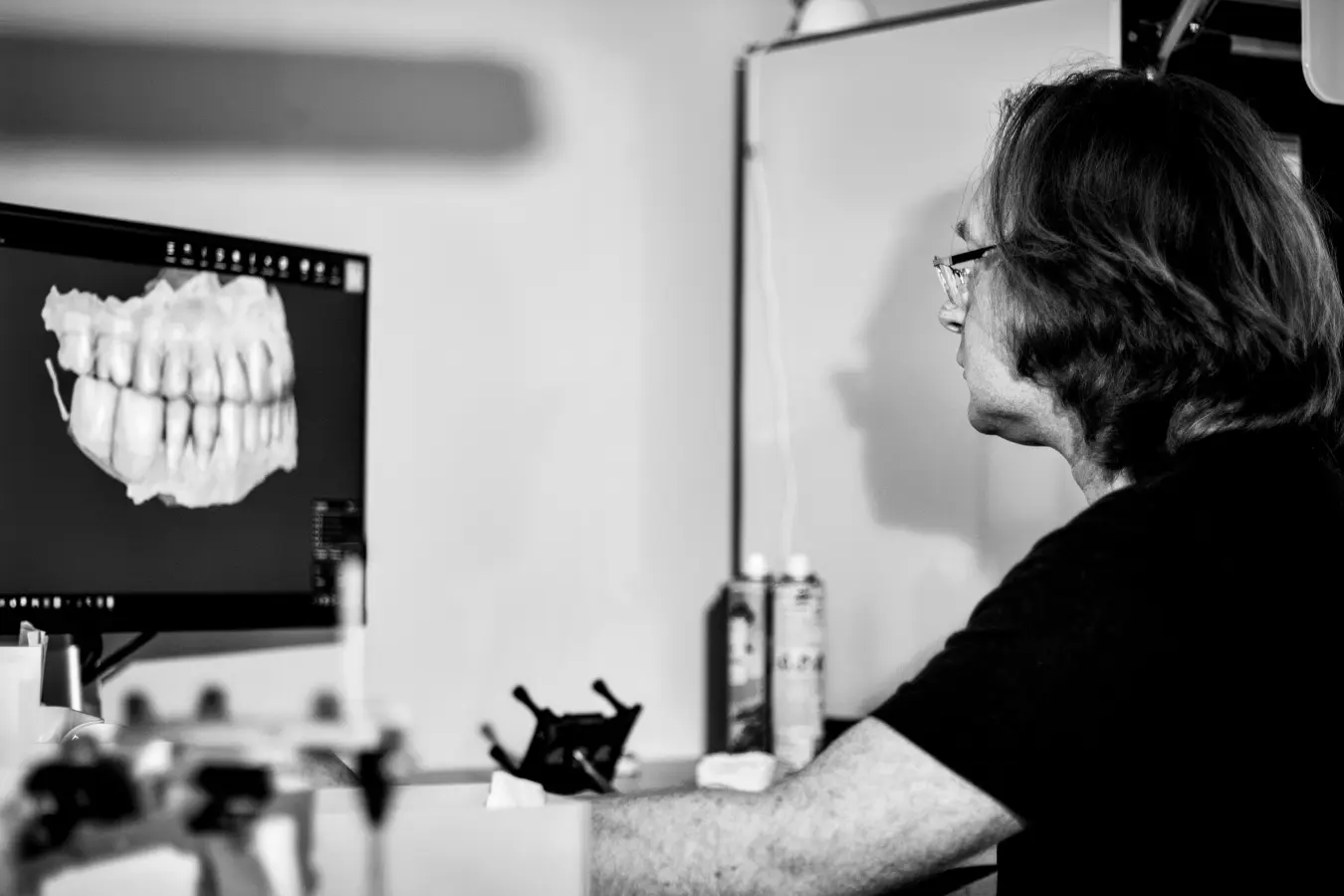 man_behind_computer_working_on_3d_tooth_models